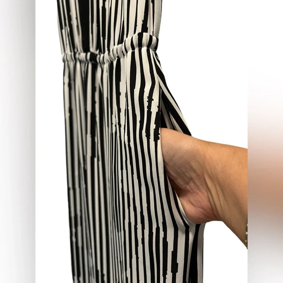 White House Black Market Panel Maxi Dress Keyhole Neck Silver Metal Clasp Size 2 - Picture 12 of 12